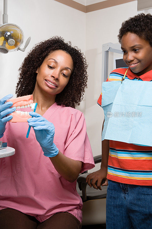 牙科护士教男孩如何正确清洁牙齿