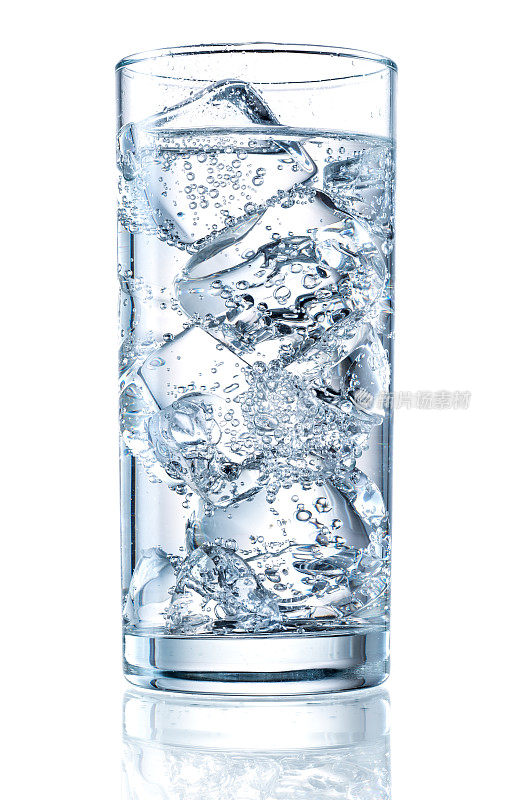 一杯加冰的碳酸矿泉水