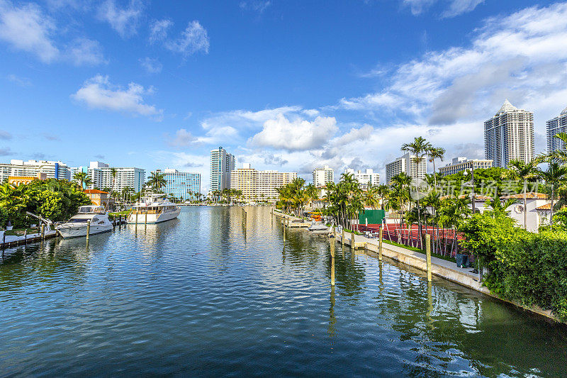 迈阿密海滩运河上的豪华别墅和船只