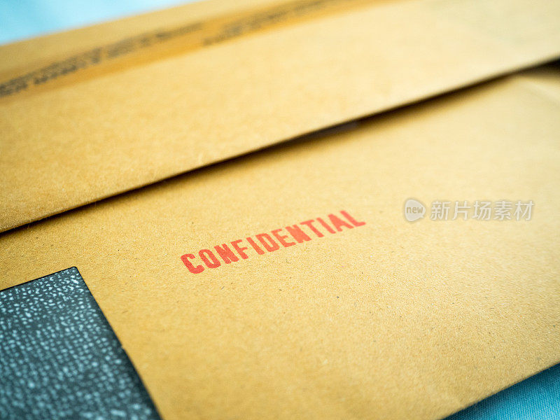 “机密”字样印在棕色的老式信封上，用宏字体
