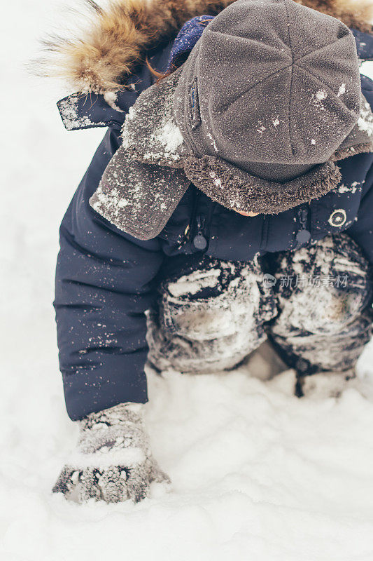 小男孩在玩雪