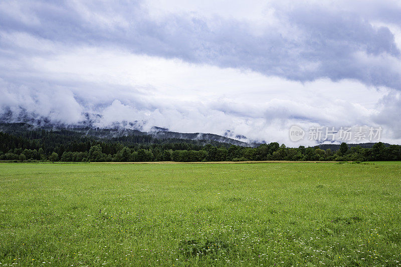 云中阿尔卑斯山山脉的全景