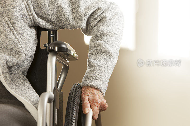年长女性推着轮椅