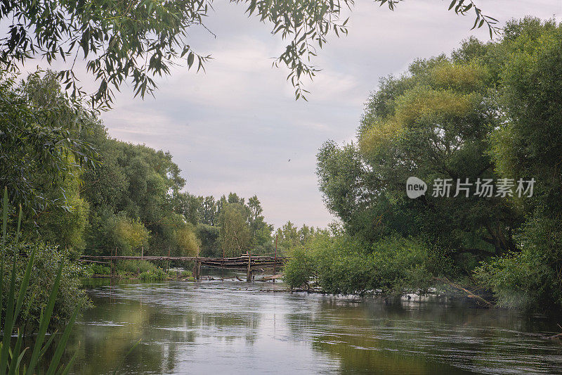 河上的黄昏。美丽宁静的风景。