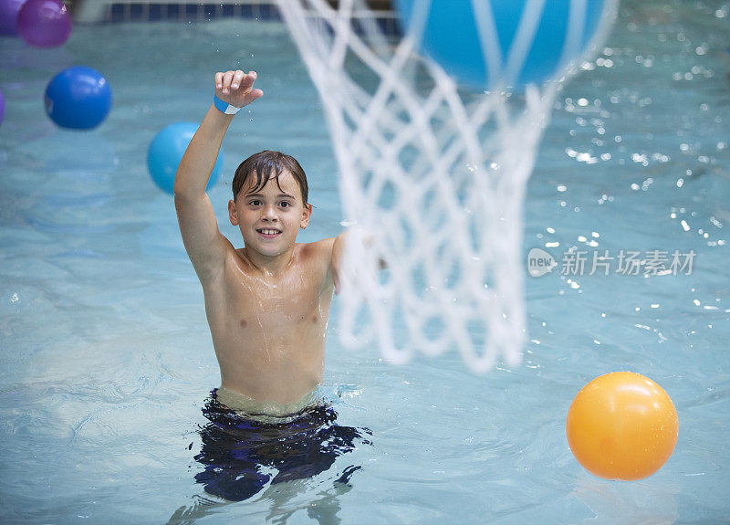 小男孩在室内水上公园打篮球