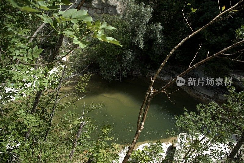 意大利阿尔卑斯圣贝尼代托蒙通河的天然水池