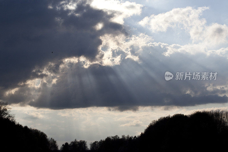 戏剧性的日落的天空