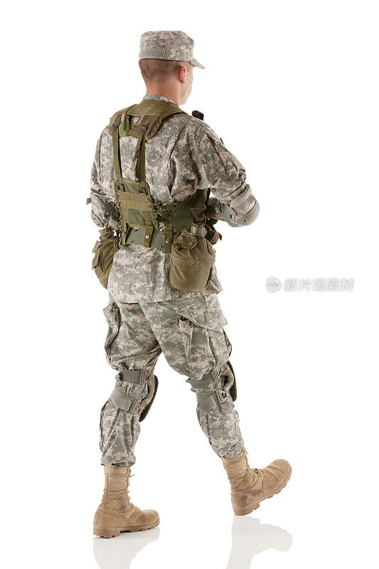 一个正在行走的士兵的侧视图