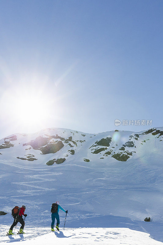 一对高山滑雪夫妇登上山顶