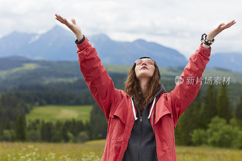 山里的年轻女子。拥抱大自然