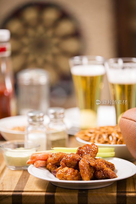 酒吧食物，体育酒吧。零食、啤酒、足球。辣的鸡翅。