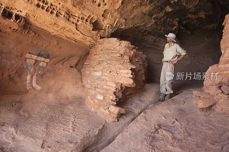 徒步旅行者欣赏峡谷地普韦布洛废墟岩石艺术犹他州