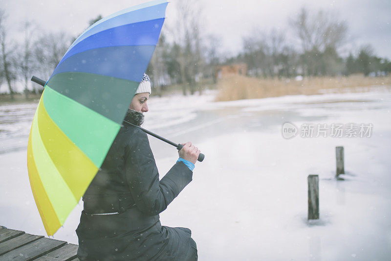 五彩缤纷的伞在大自然中由少女撑着