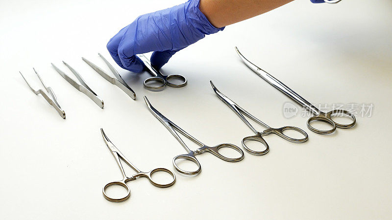 外科护士在手术中拾起医疗工具