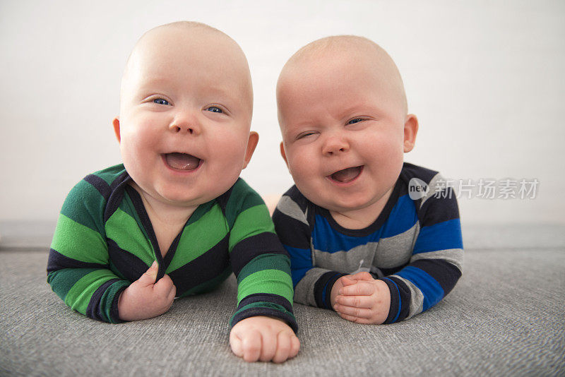 同卵双胞胎笑