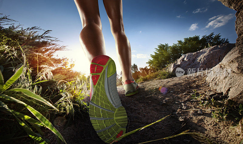 运动背景。跑步者的脚在小路上奔跑。鞋的特写镜头。