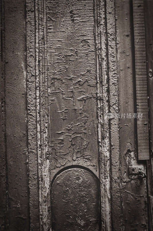 一张剥落的脏门的Tintype照片