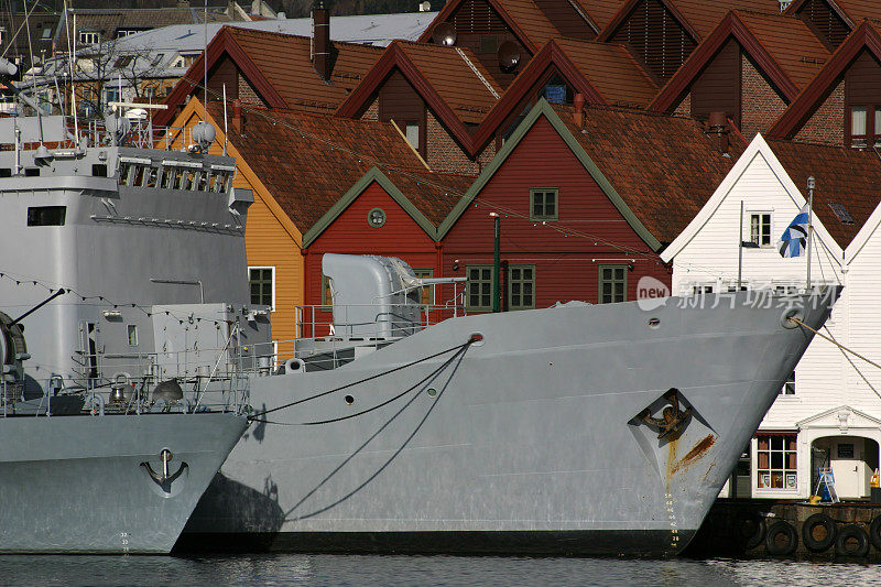 挪威卑尔根码头上的海军船只