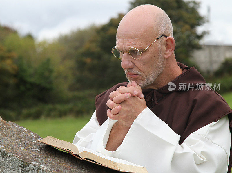 读圣经和祈祷的僧侣
