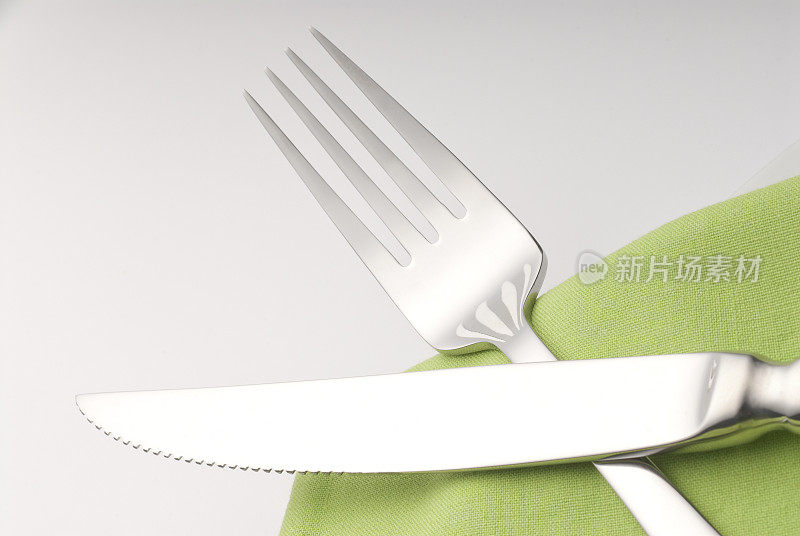 刀叉放在绿色上