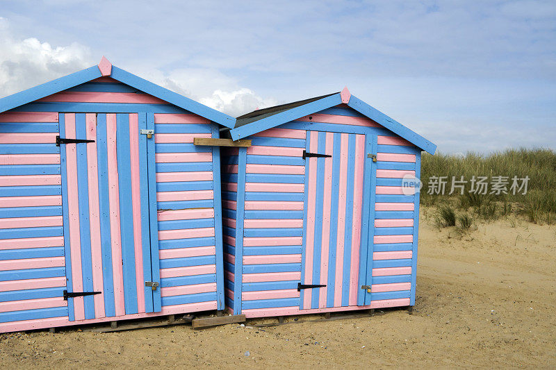 条纹的海滩小屋