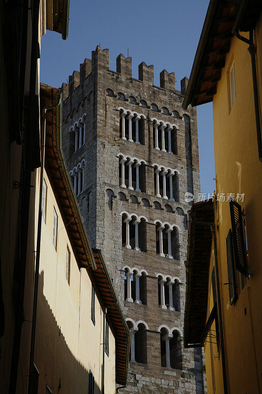 意大利卢卡的有城墙的城市。钟楼圣马蒂诺。