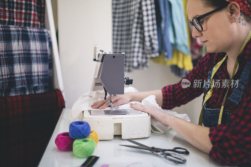 裁缝为工作调整缝纫机。