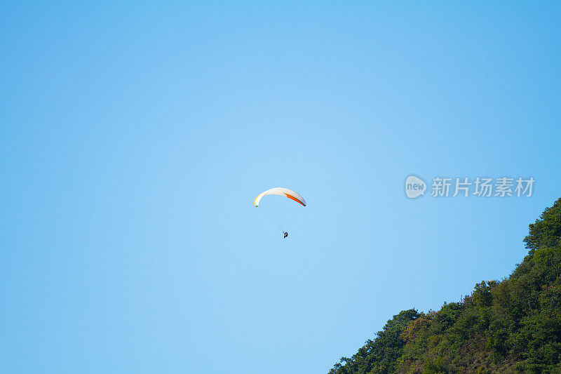 摩泽尔河上的滑翔伞