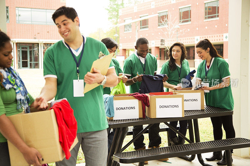 志愿者:大学生为有需要的人收集衣物。