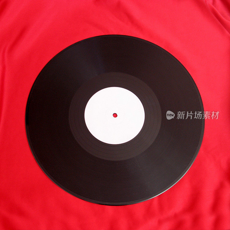 红色上的空白黑胶唱片。