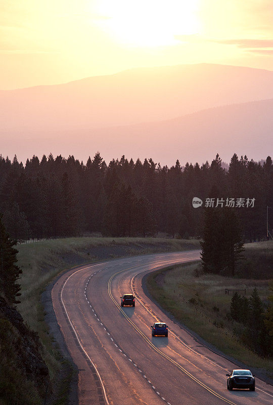 在山区高速公路上行驶的三辆车