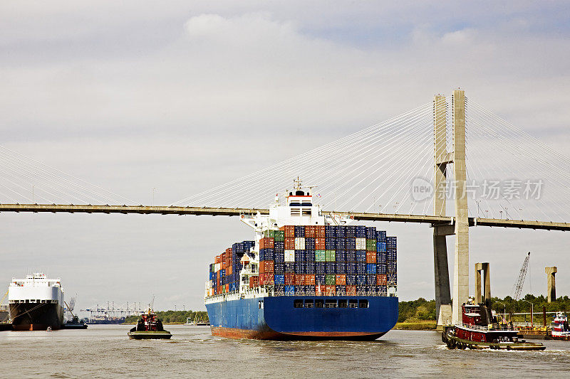 佐治亚州萨凡纳:集装箱船在塔尔梅奇大桥下进入港口