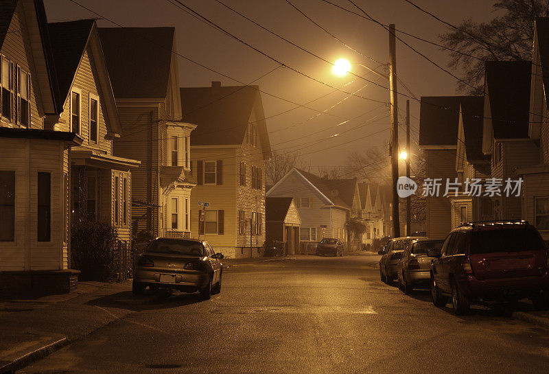 雾中的城市社区的夜晚