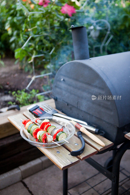 烟熏烤肉和两串蔬菜烤肉