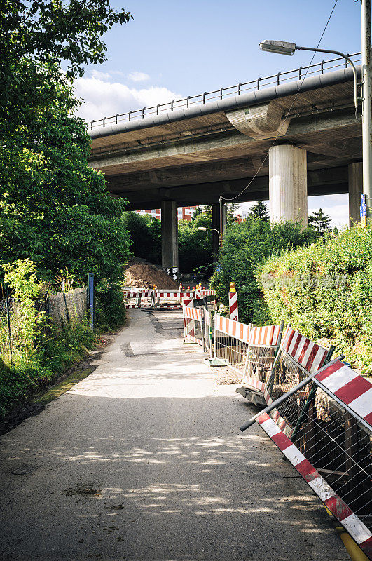 在高速公路