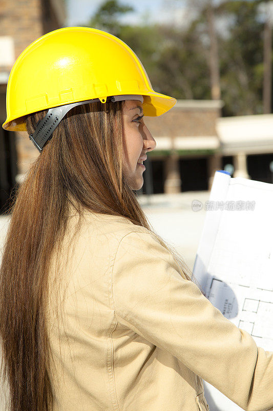 建筑师审查商业建筑工地的计划。