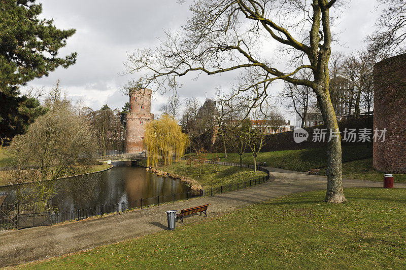 荷兰奈梅亨市中心的“Kronenburgerpark”，背景是中世纪的“Kronenburgertoren”。