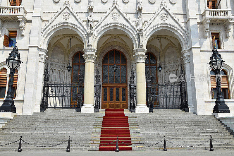 布达佩斯议会大厦的大门