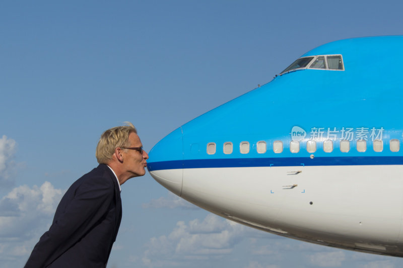 男人亲吻一架波音747飞机