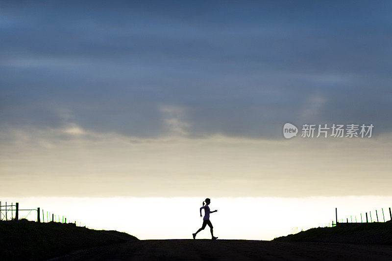 在黎明时分慢跑