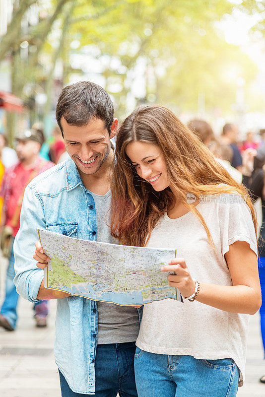 游客与巴塞罗那城市地图