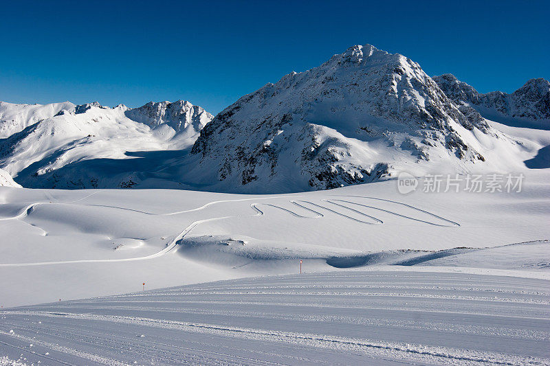 雪山蓝天美景