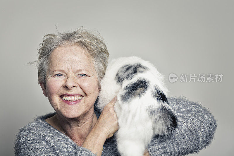 年长妇女与她的猫快乐