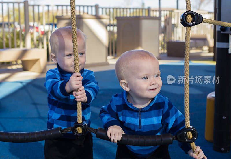 一模一样的双胞胎男孩在公园玩