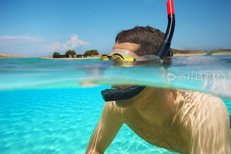 水下潜水冒险青年浮潜半青绿色海水泻湖