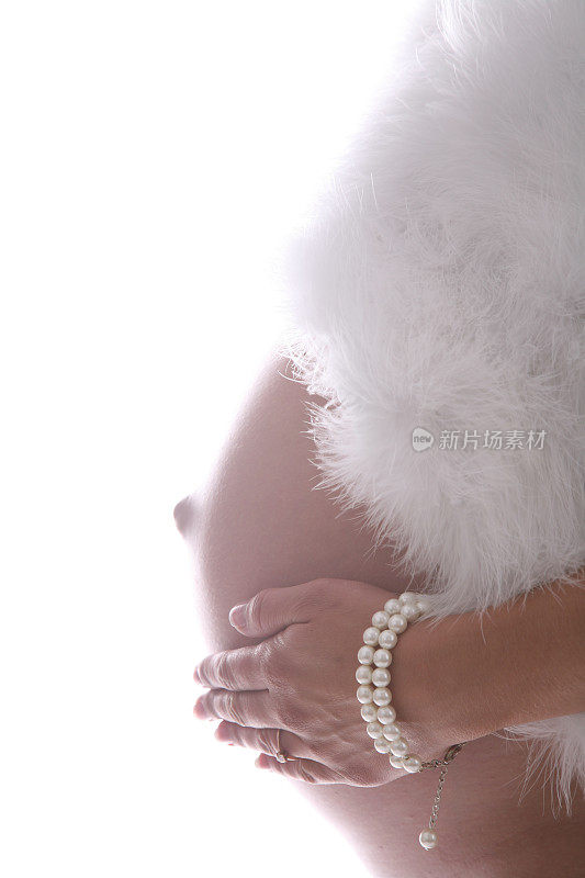 漂亮孕妇的肚子上披着白毛，手拿珍珠