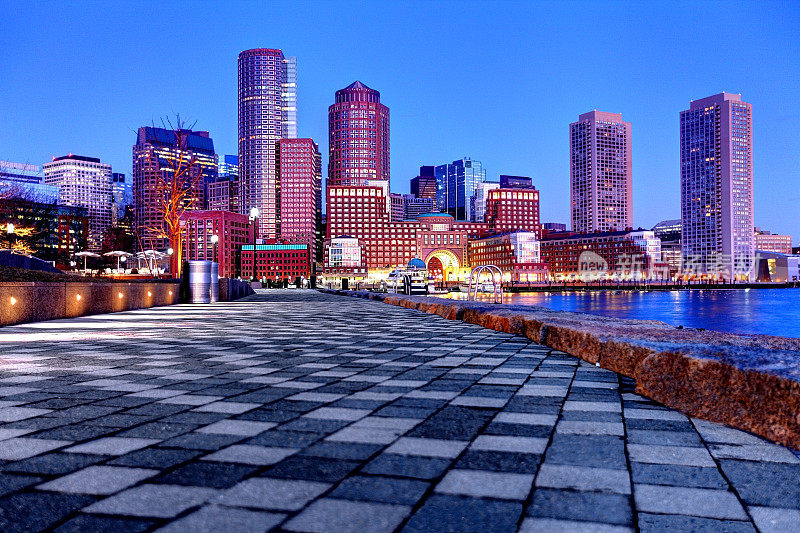 波士顿市中心的天际线和海港步道