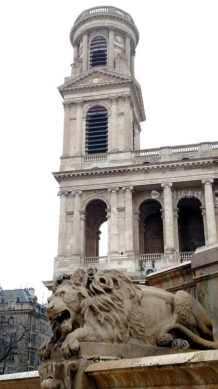 法国巴黎的圣叙尔皮斯大教堂和狮子雕塑