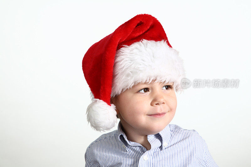 戴着圣诞帽的小男孩