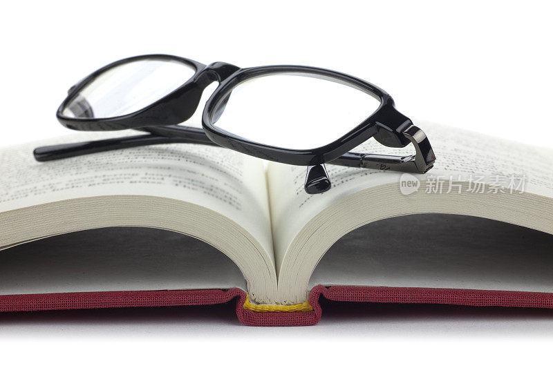 眼镜放在一本打开的书上